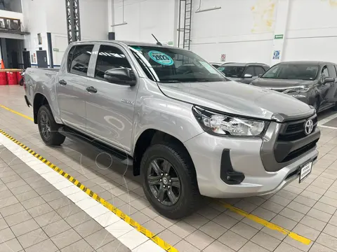Toyota Hilux Cabina Doble SR usado (2023) color plateado financiado en mensualidades(enganche $196,460 mensualidades desde $8,266)