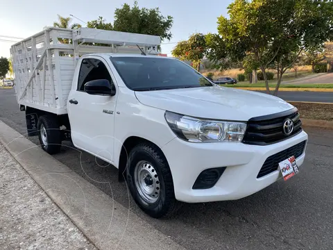 Toyota Hilux Chasis Cabina usado (2019) color Blanco financiado en mensualidades(enganche $130,000 mensualidades desde $9,500)