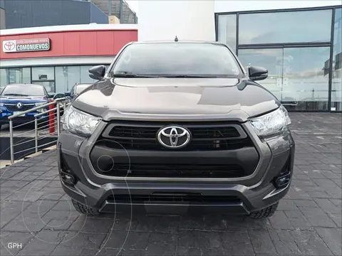 Toyota Hilux Cabina Doble SR usado (2024) color Gris precio $548,000