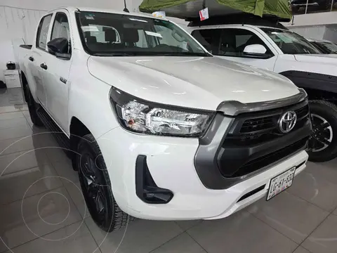 Toyota Hilux Cabina Doble SR usado (2024) color Blanco financiado en mensualidades(enganche $137,062 mensualidades desde $11,573)