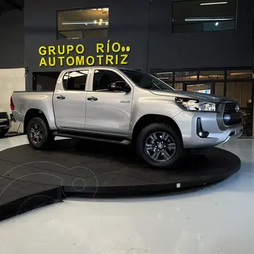 Toyota Hilux Cabina Doble SR usado (2022) color plateado precio $489,000