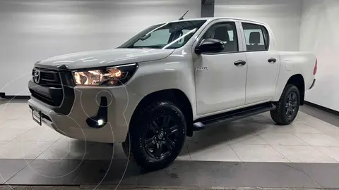 Toyota Hilux Cabina Doble SR usado (2025) color Blanco financiado en mensualidades(enganche $121,000 mensualidades desde $11,937)