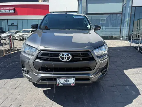 Toyota Hilux Cabina Doble SR usado (2024) color Gris precio $548,000