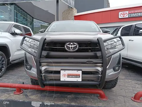 Toyota Hilux Cabina Doble SR usado (2021) color plateado precio $468,000