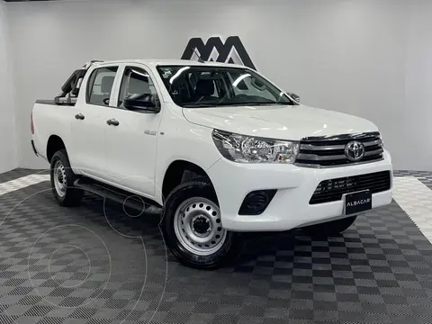 Toyota Hilux Cabina Doble Base usado (2023) color Blanco precio $449,900