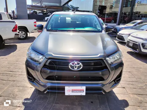 Toyota Hilux Cabina Doble SR usado (2024) color Gris precio $569,000