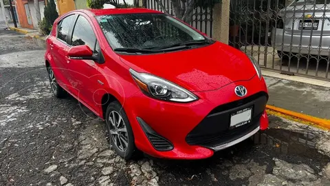 Toyota Prius C 1.5L usado (2020) color Rojo precio $299,000