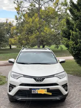 Toyota RAV4 VX 4x4 Aut Full usado (2018) color Blanco Perla precio u$s42.000