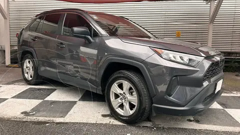 Toyota RAV4 LE usado (2021) color Gris Oscuro precio $415,000