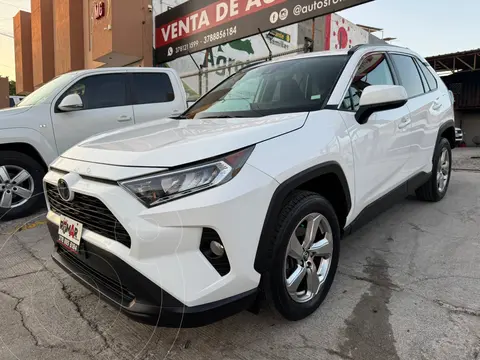 Toyota RAV4 XLE usado (2021) color Blanco precio $469,999