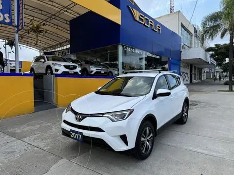 Toyota RAV4 LE usado (2017) color Blanco precio $339,800