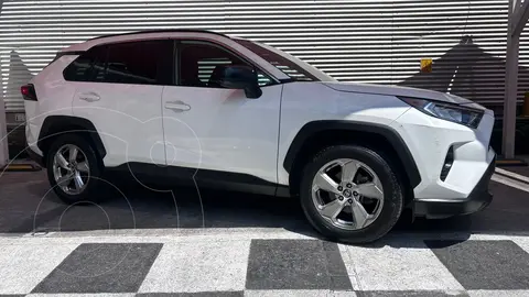Toyota RAV4 XLE usado (2021) color Blanco precio $450,000