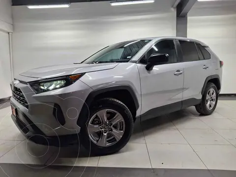 Toyota RAV4 LE usado (2024) color Plata financiado en mensualidades(enganche $112,200 mensualidades desde $11,068)