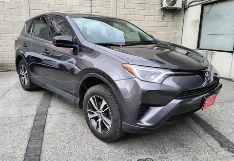 foto Toyota RAV4 LE usado (2017) color Gris precio $330,000