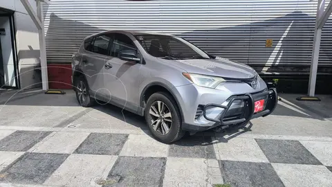 Toyota RAV4 LE usado (2017) color plateado precio $318,000