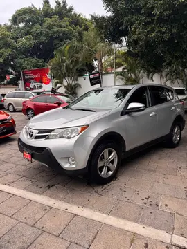 Toyota RAV4 XLE 4WD usado (2015) color Plata precio $310,000