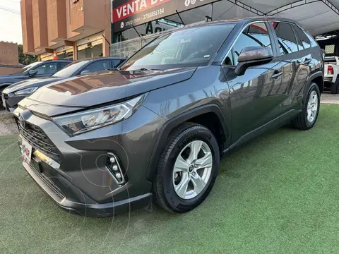 Toyota RAV4 LE usado (2019) color Gris precio $379,999