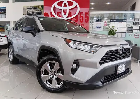 Toyota RAV4 XLE usado (2021) color plateado precio $445,000