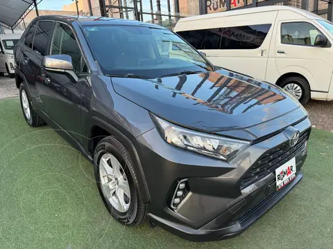 Toyota RAV4 LE usado (2019) color Gris precio $379,999