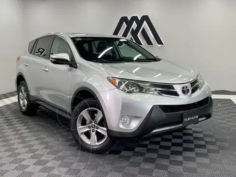 Toyota RAV4 XLE usado (2015) color plateado precio $267,999