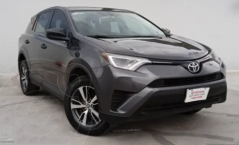 foto Toyota RAV4 LE usado (2018) color Gris precio $389,000