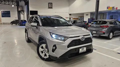 Toyota RAV4 XLE usado (2019) color plateado precio $430,900