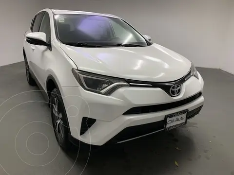 Toyota RAV4 XLE 4WD usado (2017) color Blanco precio $380,000