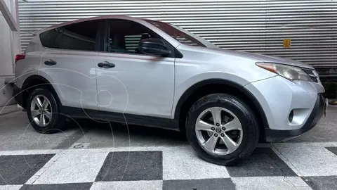 Toyota RAV4 LE usado (2015) color plateado precio $240,000