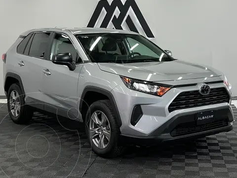 Toyota RAV4 LE usado (2024) color plateado precio $517,999