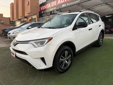 Toyota RAV4 LE usado (2017) color Blanco precio $304,999