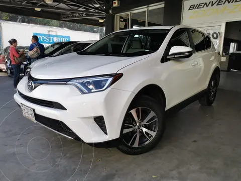 Toyota RAV4 XLE 4WD usado (2017) color Blanco precio $380,000