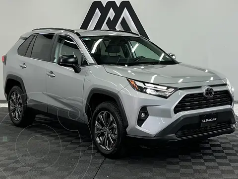 Toyota RAV4 XLE usado (2022) color plateado precio $497,999