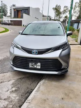 Toyota Sienna HEV XLE Piel usado (2021) color Plata precio $590,000