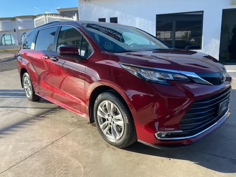 Toyota Sienna HEV XLE Piel usado (2023) color Rojo precio $958,000