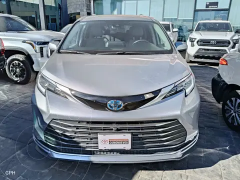 Toyota Sienna HEV Limited usado (2023) color plateado precio $915,000