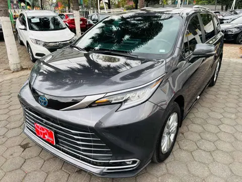 Toyota Sienna HEV Platinum usado (2025) color Gris financiado en mensualidades(enganche $268,481 mensualidades desde $23,847)