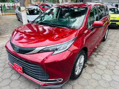 Toyota Sienna HEV XLE Piel usado (2022) color Rojo precio $697,000
