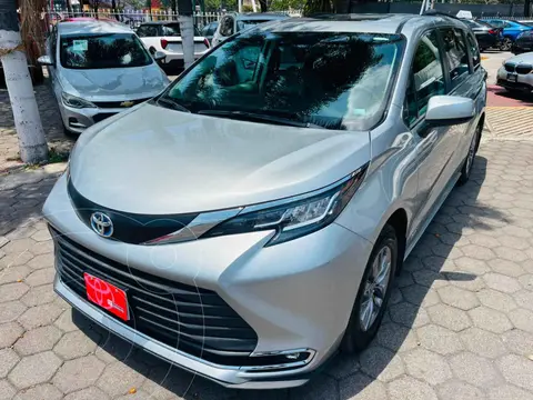 Toyota Sienna HEV XLE Piel usado (2021) color Plata precio $657,000