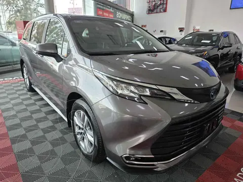 Toyota Sienna HEV XLE Piel usado (2022) color Gris precio $700,000
