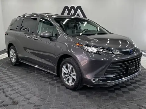 Toyota Sienna HEV XLE Piel usado (2023) color Gris precio $819,999