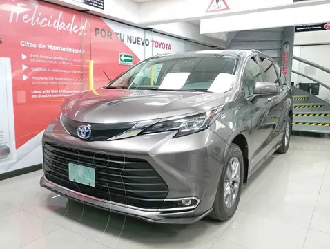 Toyota Sienna HEV XLE Piel usado (2021) color Gris precio $805,100