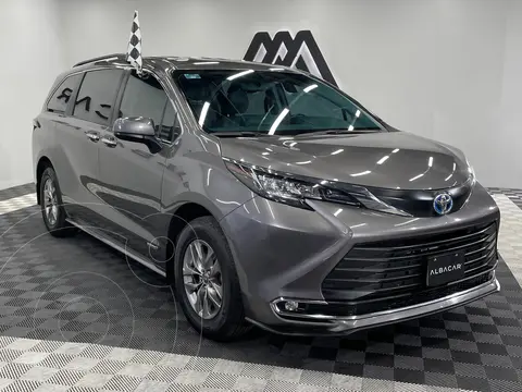 Toyota Sienna HEV XLE Piel usado (2021) color Gris precio $827,999