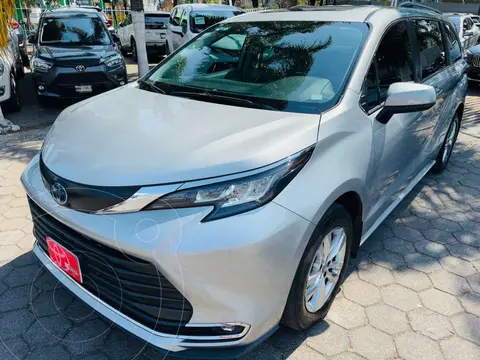 Toyota Sienna HEV XLE Piel usado (2022) color Plata precio $897,000