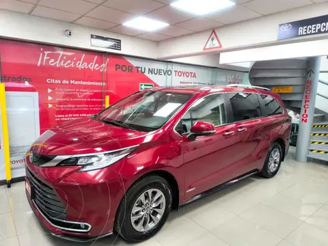 Toyota Sienna HEV XLE Piel usado (2021) color Rojo precio $769,000