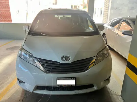 Toyota Sienna XLE 3.5L Piel usado (2012) color Blanco precio $270,000