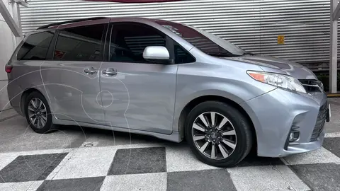 Toyota Sienna XLE 3.5L Piel usado (2018) color plateado precio $400,000