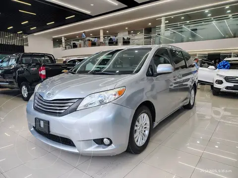 Toyota Sienna XLE 3.5L usado (2017) color plateado precio $314,499