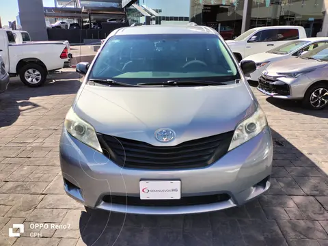 Toyota Sienna CE 3.5L usado (2013) color plateado precio $225,000