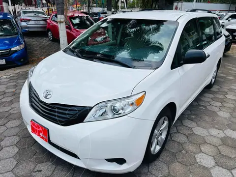 Toyota Sienna LE 3.3L usado (2013) color Blanco precio $227,000