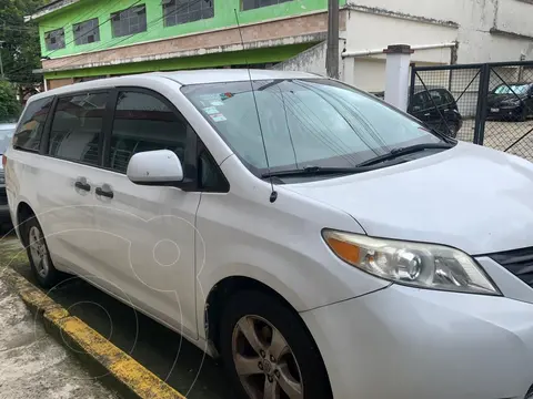 Toyota Sienna CE 3.5L usado (2011) color Blanco precio $130,000